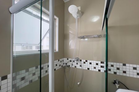 Banheiro de kitnet/studio para alugar com 1 quarto, 28m² em Liberdade, São Paulo