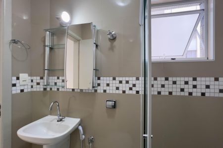 Banheiro de kitnet/studio para alugar com 1 quarto, 28m² em Liberdade, São Paulo
