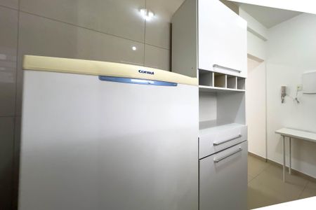 Cozinha de kitnet/studio para alugar com 1 quarto, 28m² em Liberdade, São Paulo