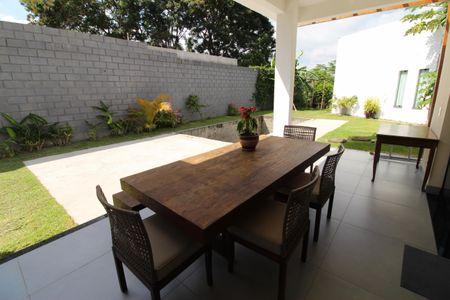Casa de condomínio para alugar com 230m², 3 quartos e 4 vagasQuintal