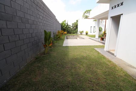 Casa de condomínio para alugar com 230m², 3 quartos e 4 vagasQuintal