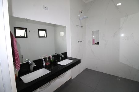 Casa de condomínio para alugar com 230m², 3 quartos e 4 vagasBanheiro da Suíte 3
