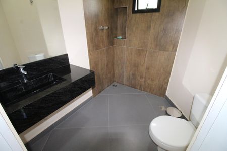 Casa de condomínio para alugar com 230m², 3 quartos e 4 vagasBanheiro da Suíte 1