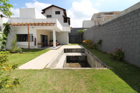 Casa de condomínio para alugar com 230m², 3 quartos e 4 vagasQuintal