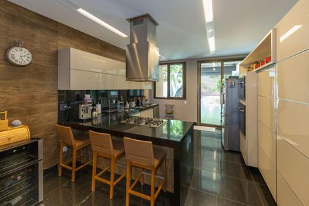 Casa de condomínio à venda com 328m², 4 quartos e 2 vagasCozinha