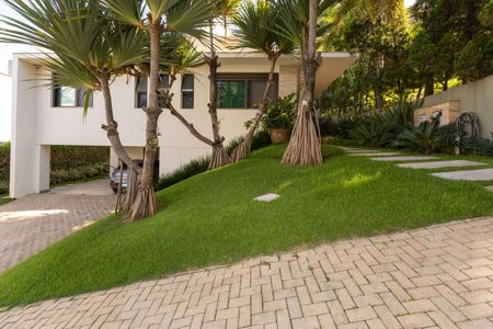 Casa de condomínio à venda com 328m², 4 quartos e 2 vagasFachada