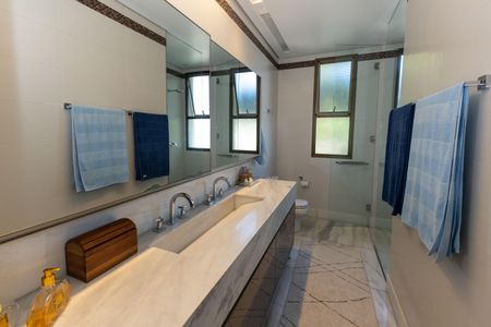 Casa de condomínio à venda com 328m², 4 quartos e 2 vagasBanheiro da Suíte 4