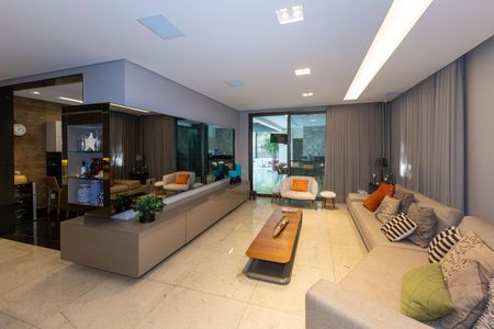 Casa de condomínio à venda com 328m², 4 quartos e 2 vagasSala de TV