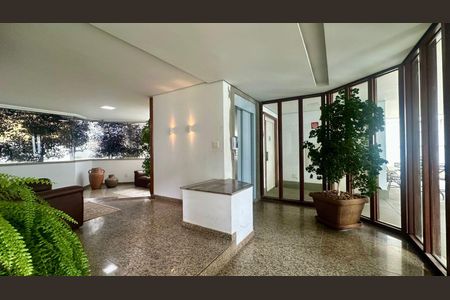 Apartamento à venda com 196m², 4 quartos e 3 vagas Apartamento à venda com 196m², 4 quartos e 3 vagasHall social