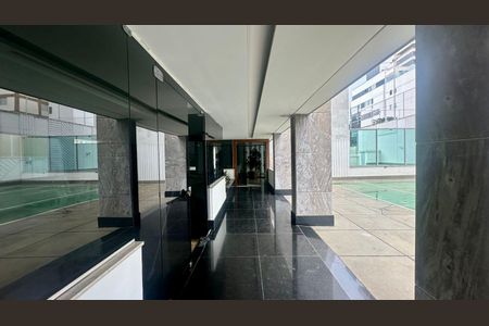 Apartamento à venda com 196m², 4 quartos e 3 vagas Apartamento à venda com 196m², 4 quartos e 3 vagasEntrada do prédio