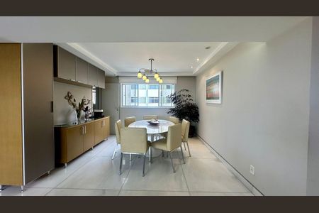 Apartamento à venda com 196m², 4 quartos e 3 vagas Apartamento à venda com 196m², 4 quartos e 3 vagasSala de jantar