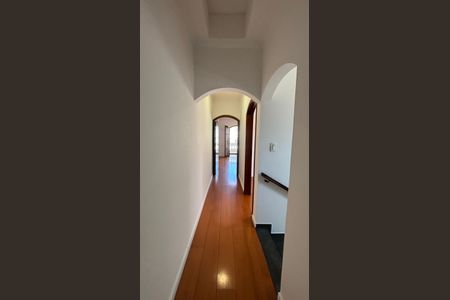 Casa à venda com 232m², 4 quartos e 4 vagasCorredor