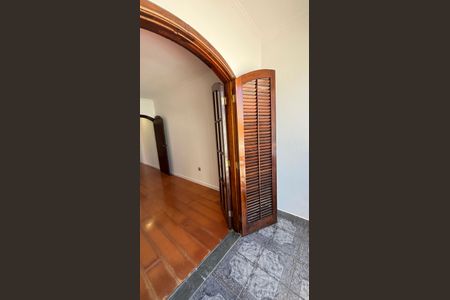 Casa à venda com 232m², 4 quartos e 4 vagasSuite Varanda