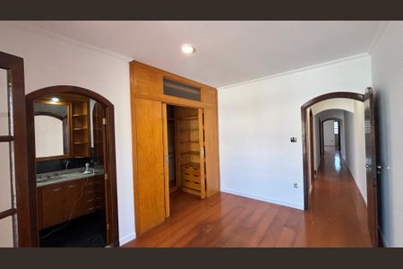 Casa à venda com 232m², 4 quartos e 4 vagasSuite