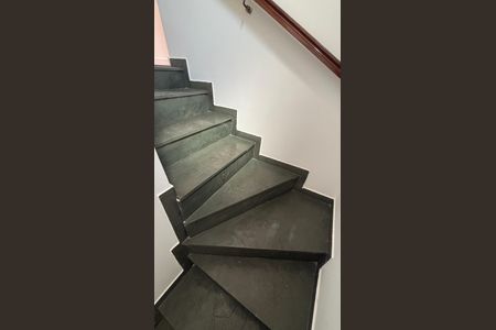 Casa à venda com 232m², 4 quartos e 4 vagasEscada