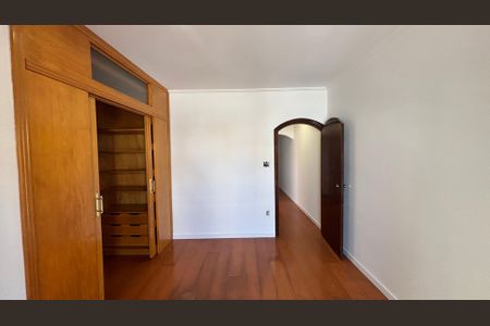 Casa à venda com 232m², 4 quartos e 4 vagasSuite