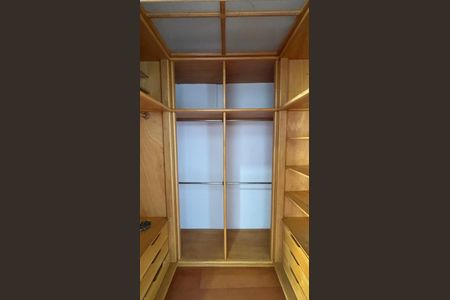 Casa à venda com 232m², 4 quartos e 4 vagasSuite Closet