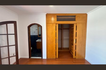 Casa à venda com 232m², 4 quartos e 4 vagasSuite