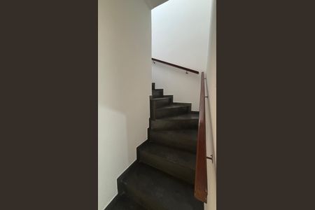 Casa à venda com 232m², 4 quartos e 4 vagasEscada