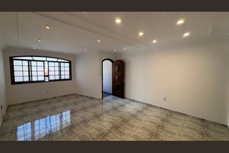 Casa à venda com 232m², 4 quartos e 4 vagasSala