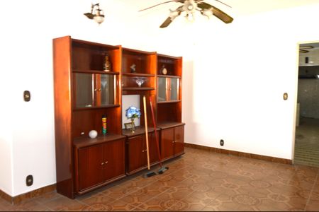 Casa para alugar com 273m², 3 quartos e 2 vagasSala