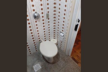 Banheiro de apartamento à venda com 1 quarto, 34m² em Vila Ipiranga, Porto Alegre