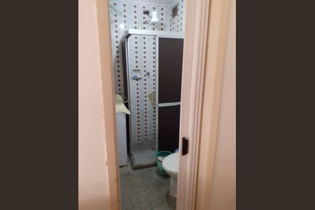 Banheiro de apartamento à venda com 1 quarto, 34m² em Vila Ipiranga, Porto Alegre