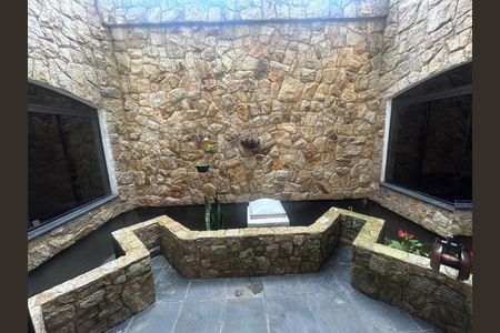 Casa para alugar com 319m², 4 quartos e 8 vagas