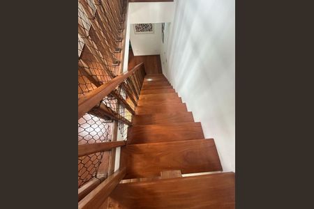 Casa para alugar com 319m², 4 quartos e 8 vagas Casa para alugar com 319m², 4 quartos e 8 vagasEscada