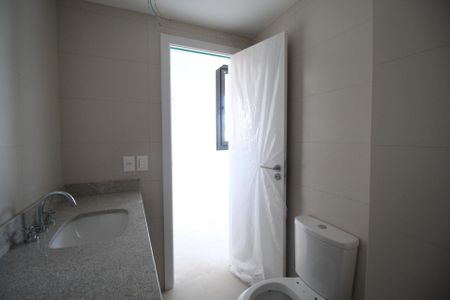 Apartamento à venda com 79m², 2 quartos e 2 vagasBanheiro da Suíte 2