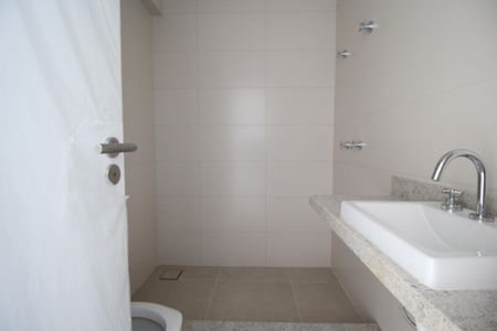 Apartamento à venda com 79m², 2 quartos e 2 vagasBanheiro da Suíte 1