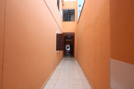 Casa à venda com 262m², 4 quartos e 2 vagasCorredor lateral 