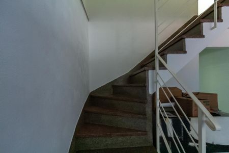 Casa à venda com 130m², 3 quartos e 2 vagasEscada