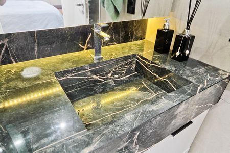 Apartamento à venda com 64m², 2 quartos e 1 vaga Apartamento à venda com 64m², 2 quartos e 1 vagaBanheiro da Suíte