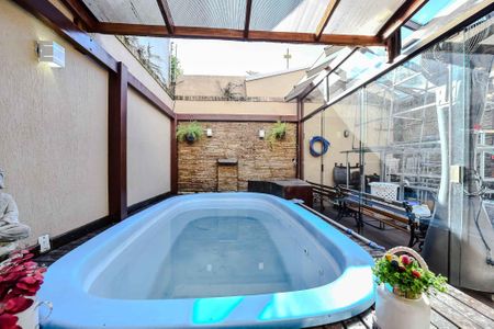 Casa à venda com 269m², 4 quartos e 3 vagas Casa à venda com 269m², 4 quartos e 3 vagasPiscina