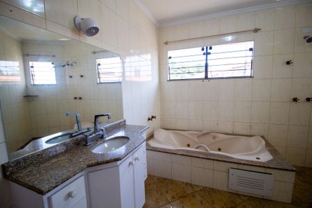 Casa para alugar com 396m², 3 quartos e 7 vagasBanheiro da Suíte