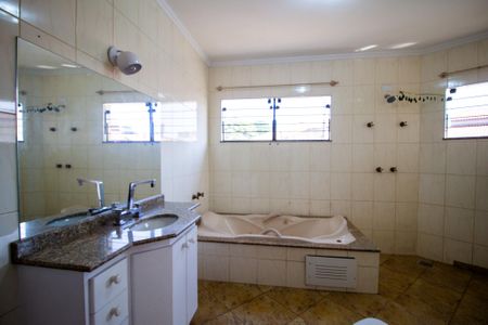 Casa para alugar com 396m², 3 quartos e 7 vagasBanheiro da Suíte