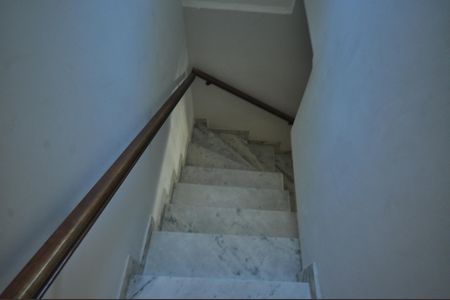 Casa à venda com 126m², 3 quartos e 2 vagasEscada