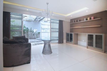 Casa à venda com 3 quartos, 300m² em Jardim Luzitania, São Paulo