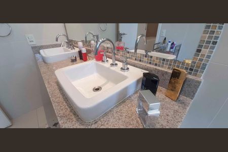 Apartamento à venda com 194m², 4 quartos e 4 vagas Apartamento à venda com 194m², 4 quartos e 4 vagasBanheiro da Suíte 1