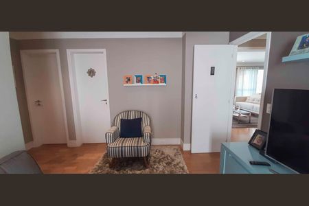 Apartamento à venda com 194m², 4 quartos e 4 vagas Apartamento à venda com 194m², 4 quartos e 4 vagasSala de TV