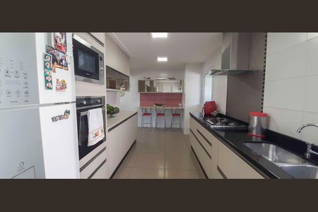 Apartamento à venda com 194m², 4 quartos e 4 vagas Apartamento à venda com 194m², 4 quartos e 4 vagasCozinha