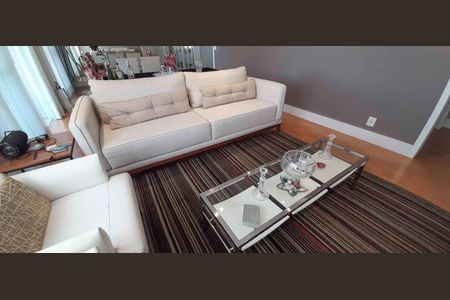 Apartamento à venda com 194m², 4 quartos e 4 vagas Apartamento à venda com 194m², 4 quartos e 4 vagasSala de Estar