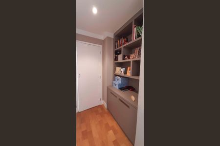 Apartamento à venda com 194m², 4 quartos e 4 vagas Apartamento à venda com 194m², 4 quartos e 4 vagasSala de TV