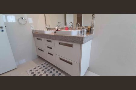 Apartamento à venda com 194m², 4 quartos e 4 vagas Apartamento à venda com 194m², 4 quartos e 4 vagasBanheiro da Suíte 1