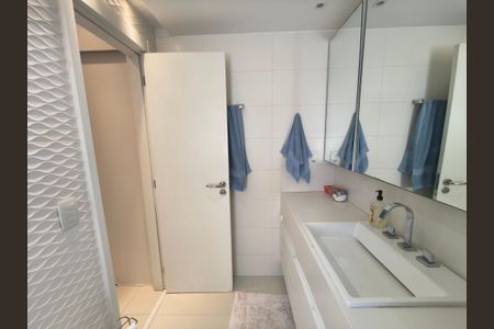 Apartamento à venda com 166m², 4 quartos e 3 vagas Apartamento à venda com 166m², 4 quartos e 3 vagasBanheiro Suite 1