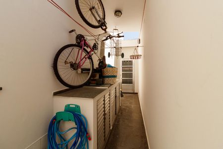 Casa à venda com 111m², 3 quartos e 2 vagasCorredor lateral 