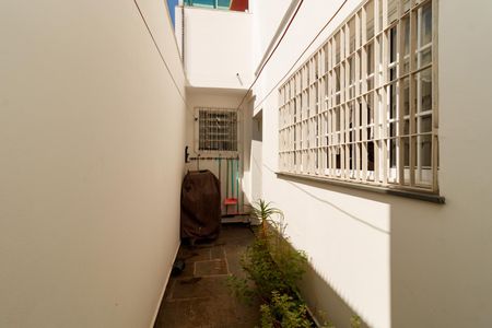 Casa à venda com 111m², 3 quartos e 2 vagasCorredor lateral 