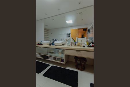 Casa à venda com 260m², 4 quartos e 2 vagasBanheiro da Suíte 2