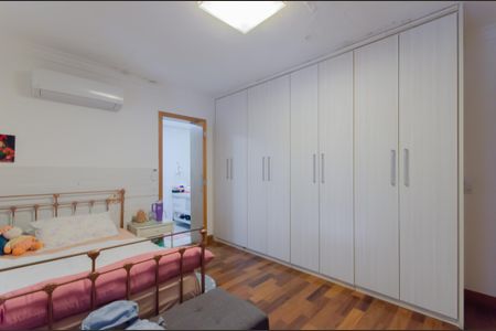 Casa à venda com 260m², 4 quartos e 2 vagasSuíte 1